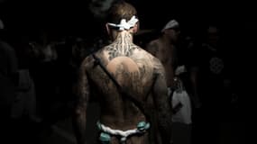 Sur cette photo prise le 20 mai 2017, un homme pose pour des photos montrant ses tatouages traditionnels japonais « Irezumi » liés à l'univers des Yakuza, lors du festival Sanja Matsuri à Tokyo (Japon). (Photo d'illustration)