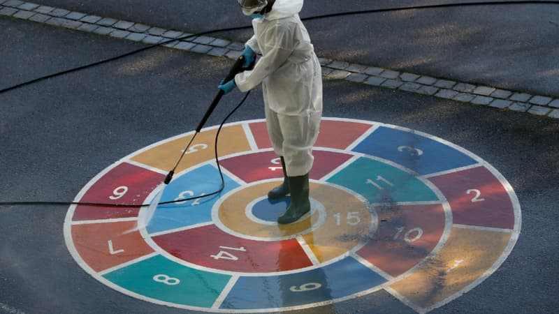 Un homme désinfecte la cour d'une école parisienne, le 7 mai 2020. (Illustration.)