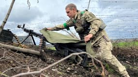 Le capitaine ukrainien Petro recouvre une arme sur une position non loin de la ligne de front, le 17 avril 2022 près de Kharkiv (photo d'illustration).