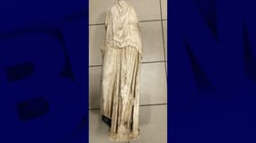 Cette photo diffusée par la police grecque le 22 janvier 2025 montre une statue antique qui a été "repérée par un citoyen dans un sac en plastique noir près de poubelles" dans une rue de Thessalonique.
