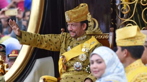 Le sultan du Brunei Hassanal Bolkiah (c) sur un chariot tiré par ses sujets, salue la foule, lors des cérémonies pour ses 50 ans de règne, le 5 octobre 2017 à Bandar Seri Begawan