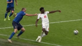 La grosse faute de Chiellini sur Saka lors de la finale de l'Euro.