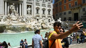 Touristes devant la fontaine de Trevi à Rome, en Italie, le 3 juin 2021