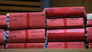 Une partie des dossiers de l'affaire Jubillar dans la cour d'assises du Tarn, à Albi, le 21 octobre 2025