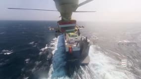 Un hélicoptère des rebelles Houthis se pose sur un navire en mer Rouge, novembre 2023 