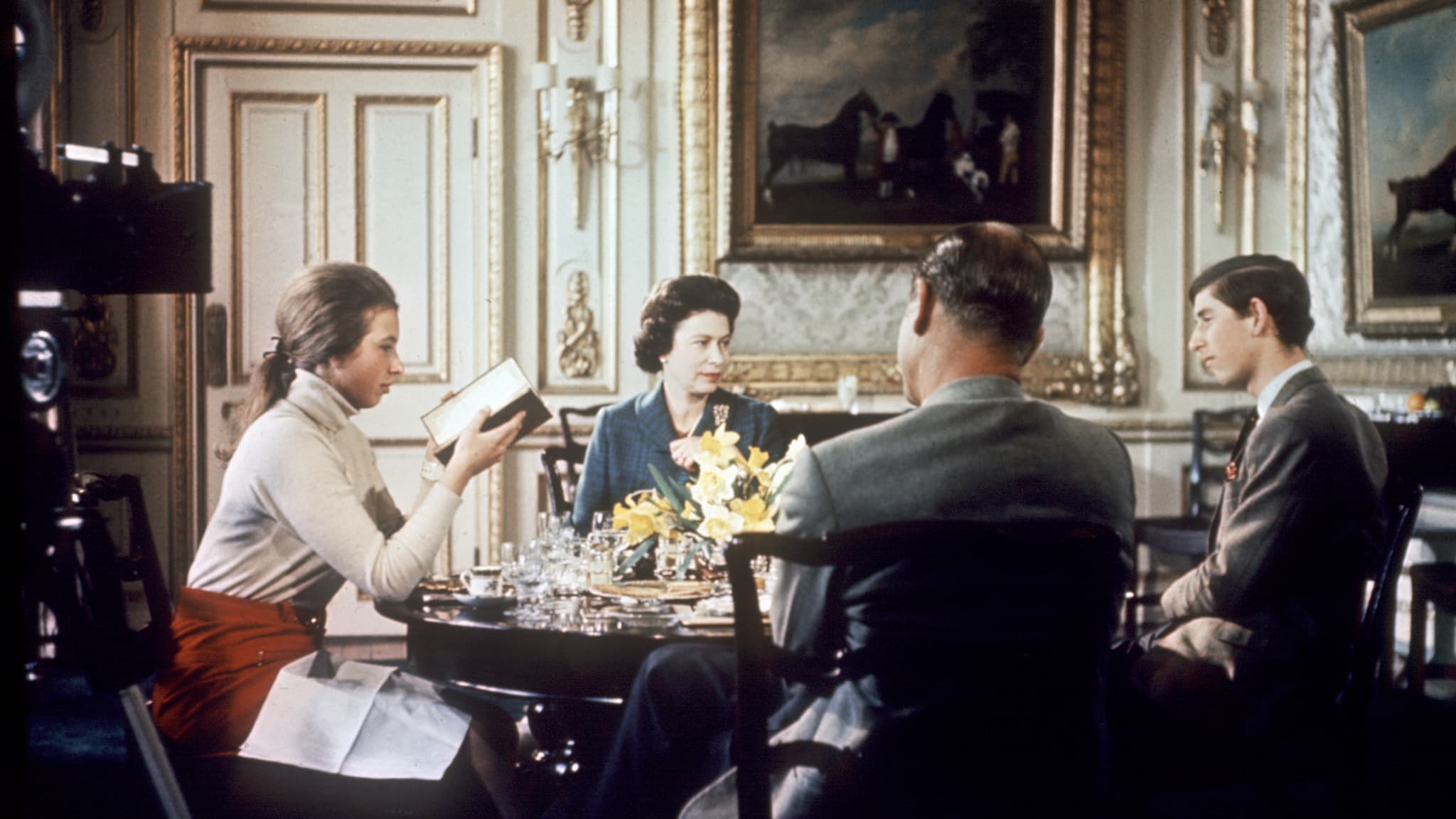 La reine Elizabeth, son époux le prince Philip, et leurs enfants la princesse Anne et le prince Charles déjeunent en 1969 au château de Windsor.
La reine Elizabeth, son époux le prince Philip, et leurs enfants la princesse Anne et le prince Charles déjeunent en 1969 au château de Windsor.