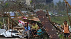 Une famille à Surigao, aux Philippines, le 24 décembre 2021 après le passage du typhon Rai