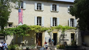 Le drapeau des Etats-Unis déployé sur l'office de tourisme de Villeneuve-lès-Avignon, le 15 juin 2019.