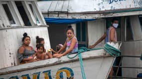 Des Brésiliens à bord d'un bateau dans le port de Breves, dans l'état de Pará, pendant la pandémie de Covid-19