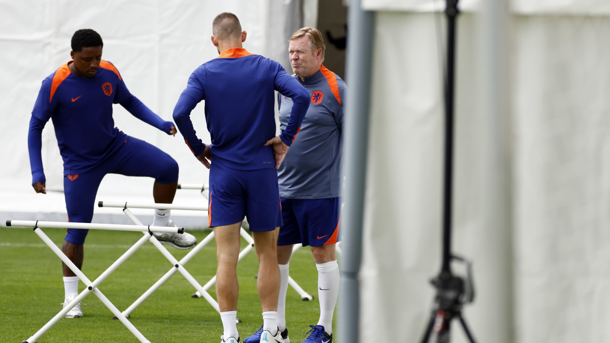 Weggestuurd en afgesneden van Koeman na zijn vertrek naar Saoedi-Arabië, de tegenaanval van Bergwijn