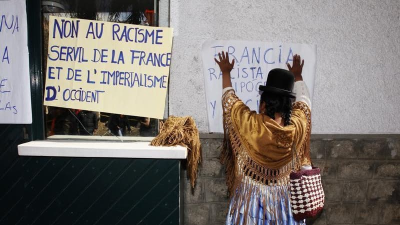 Manifestation devant l'ambassade de France à La Paz, la capitale bolivienne. Alors que le refus temporaire de survol fait par la France, le Portugal, l'Espagne et l'Italie à l'avion du président bolivien Evo Morales a créé des tensions entre Paris et La P
