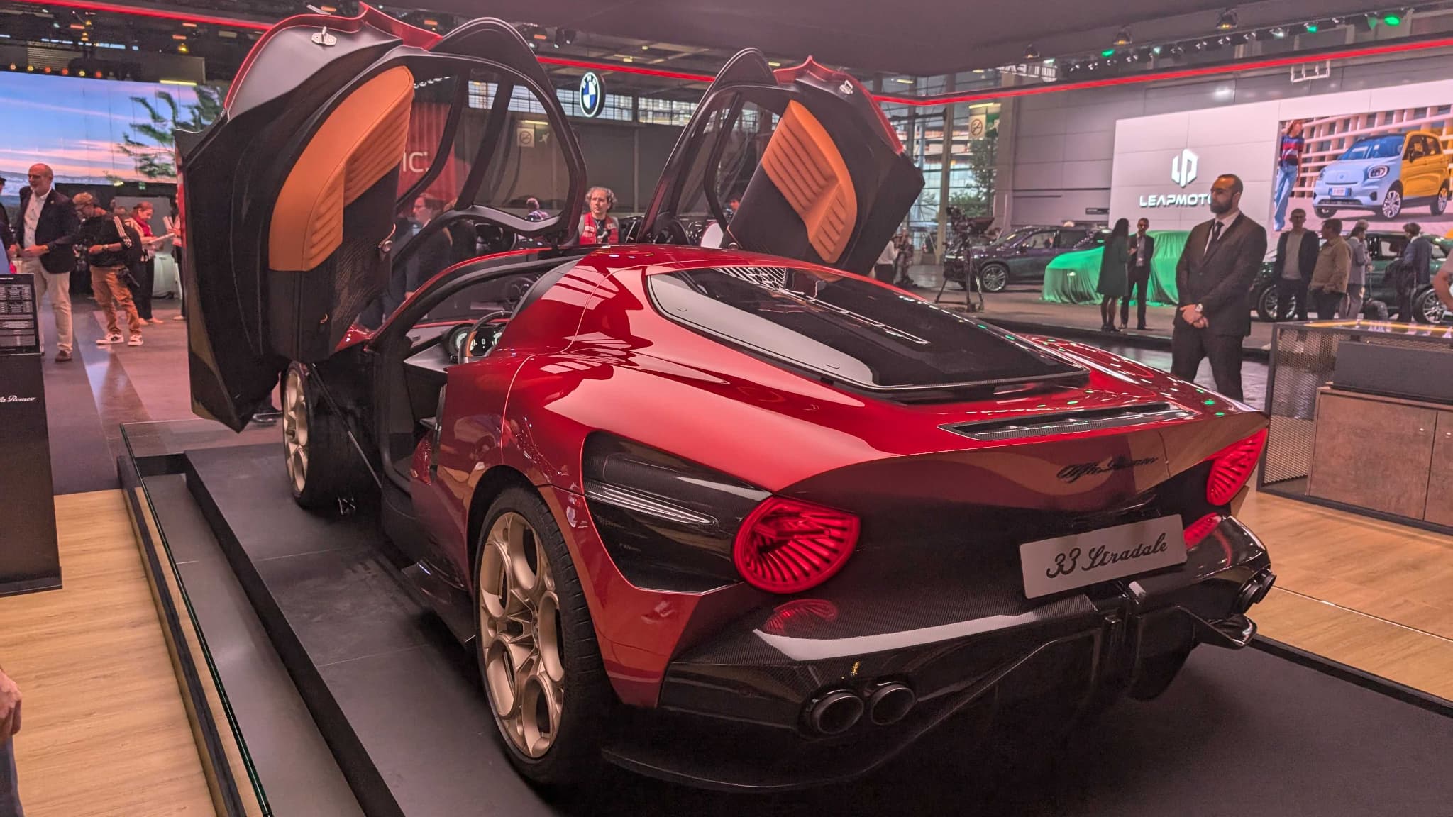 L'Alfa Romeo 33 Stradale, modèle hors-série produit à 33 exemplaires seulement, en démonstration au Mondial de l'Auto 2024, à Paris.