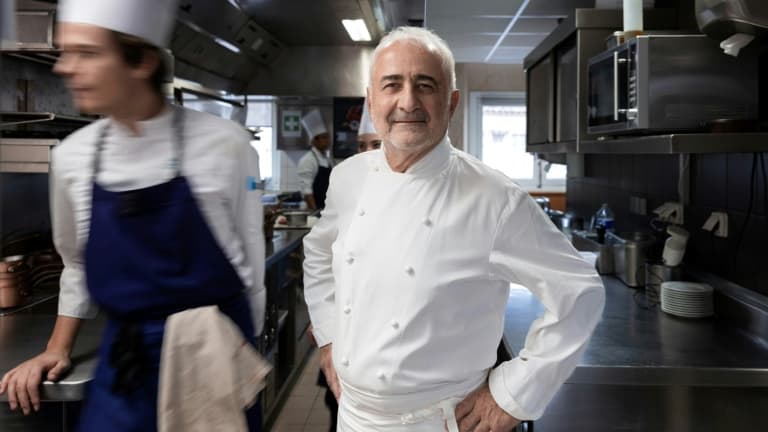 Le chef français Guy Savoy dans son restaurant à Paris, le 29 novembre 2022
