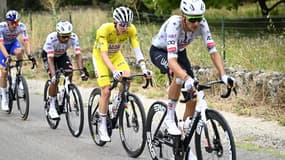 Tadej Pogacar au chaud dans le peloton lors de la 17e étape du Tour de France, 23 juillet 2025
