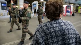 Des soldats de l'opération Sentinelle le 2 octobre 2017 à Paris à la gare Montparnasse