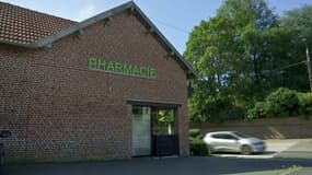 Une pharmacie à Bucquoy où une cabine de téléconsultation a été installée.
