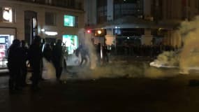 Des heurts entre manifestants et force de l'ordre ont éclaté mercredi soir près de l'Hôtel de ville de Paris.