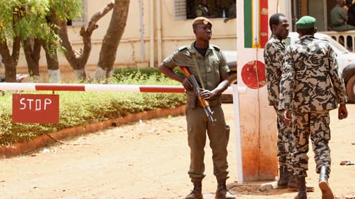 A Bamako, la junte militaire, en déroute, assure qu'elle va diriger une transition pour rétablir les institutions qu'elle a dissoutes.