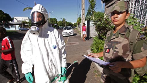 Des membres de l'armée procèdent à une "démoustication" d'une zone, ici en 2006 sur l'île de la Réunion.