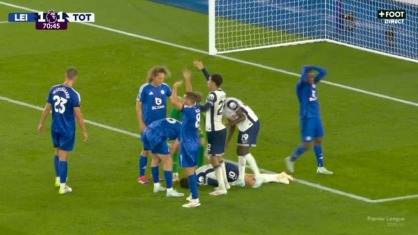 Le milieu uruguayen Rodrigo Bentancur KO après un choc à la tête lors de Leicester-Tottenham en Premier League, le 19 août 2024