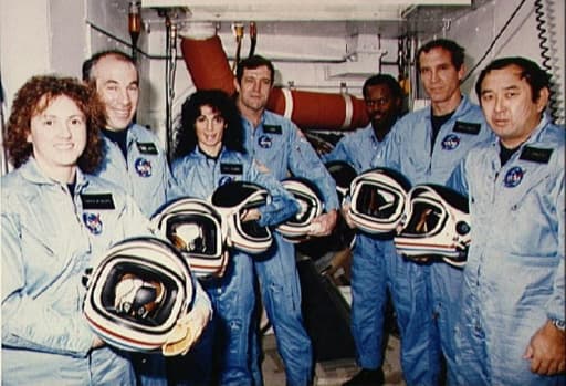 De g à d: Sharon Christa McAuliffe, Gregory Jarvis, Judith A. Resnik, Francis R. Scobee, Ronald E. McNair, Mike J. Smith, Ellison S. Onizuka, membres de la mission Challenger posent au Centre spatial Kennedy en Floride, le 9 janvier 1986 De g à d: Sharon Christa McAuliffe, Gregory Jarvis, Judith A. Resnik, Francis R. Scobee, Ronald E. McNair, Mike J. Smith, Ellison S. Onizuka, membres de la mission Challenger posent au Centre spatial Kennedy en Floride, le 9 janvier 1986