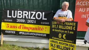 Cinq ans après l’incendie du site de produits chimiques Lubrizol à Rouen, une vingtaine de personnes se sont rassemblées devant l’usine, ce jeudi 26 septembre.