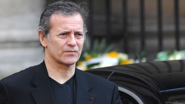Francis Huster raconte dans l'édition de cette semaine de Paris Match son "coup de foudre" pour la jeune Gaia Weiss.