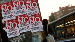 Affiches appelant à la grève collées sur un arrêt de bus à Madrid. La grève générale décrétée par les syndicats espagnols pour protester contre la baisse des dépenses publiques était largement suivie dans les transports en commun madrilènes mercredi matin