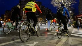 Des cyclistes à Paris, en décembre dernier, lors des grèves.