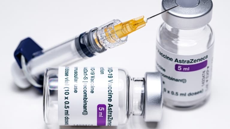 Le vaccin AstraZeneca photographié le 11 mars 2021 à Paris