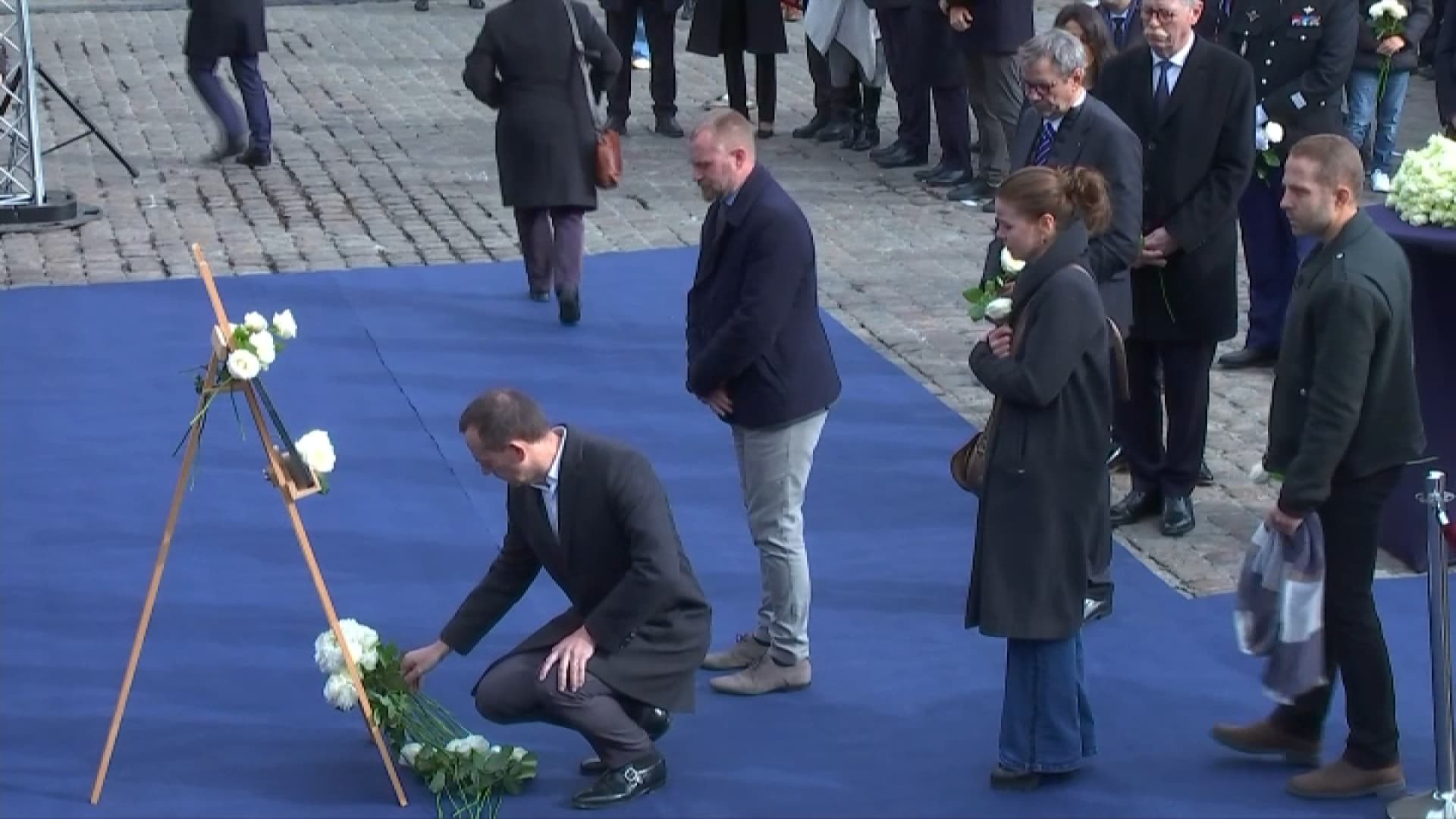 Des roses déposées lors de l'hommage à Dominique Bernard, le 13 octobre 2024 à Arras. Des roses déposées lors de l'hommage à Dominique Bernard, le 13 octobre 2024 à Arras.