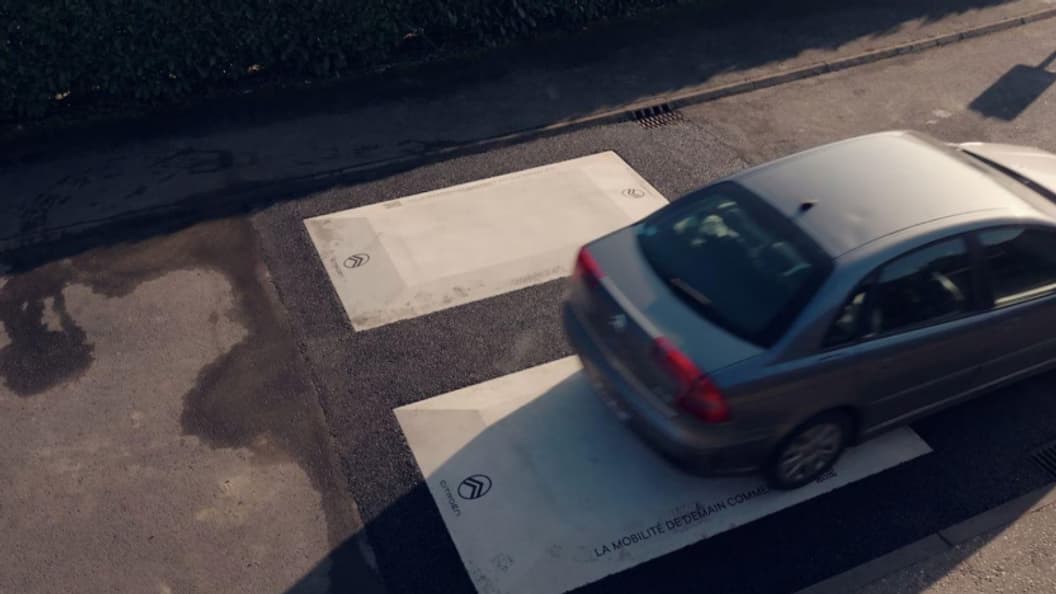 Une étrange manière de communiquer pour Citroën, avec son logo apposé sur des ralentisseurs.