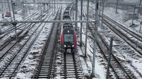 Un train de la SNCF arrive à Paris sous la neige (image d'illustration)