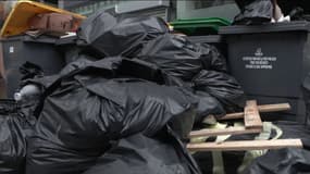 Des poubelles dans une rue du 2e arrondissement de Paris