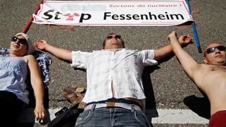 Plusieurs milliers de manifestants ont formé dimanche une chaîne humaine devant la centrale de Fessenheim (Haut-Rhin) pour demander la fermeture de la doyenne du parc nucléaire français. /Photo prise le 26 juin 2011/REUTERS/Vincent Kessler