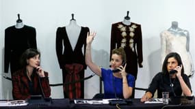 Dix robes portées par la princesse Diana ont atteint au total plus de 800.000 livres (940.000 euros) mardi lors d'enchères à Londres. /Photo prise le 19 mars 2013/REUTERS/Andrew Winning