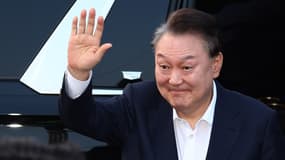 Le président sud-coréen Yoon Suk Yeol salue ses partisans après sa remise en liberté en raison de l'annulation de son arrestation pour des raisons de procédure, à Séoul, le 8 mars 2025
