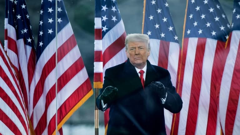 Donald Trump salue ses supporteurs devant la Maison Blanche, le 6 janvier 2021 à Washington