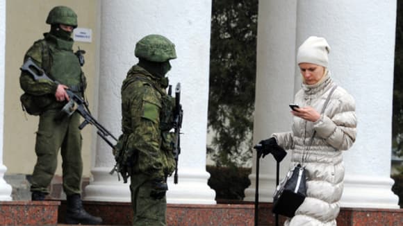 Des soldats à l'identité inconnue devant l'aéroport de Simferopol Des soldats à l'identité inconnue devant l'aéroport de Simferopol