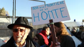 Une manifestation en soutien aux migrants à la gare de Menton-Garavan, frontière franco-italienne, le 16 décembre 2017.