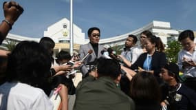 Kong Suriyamontol (au centre), l'avocat thaïlandais du japonais Mitsutoki Shigeta, s'adressant à la presse après que son client a remporté le droit de garde de 13 enfants nés de mères porteuses