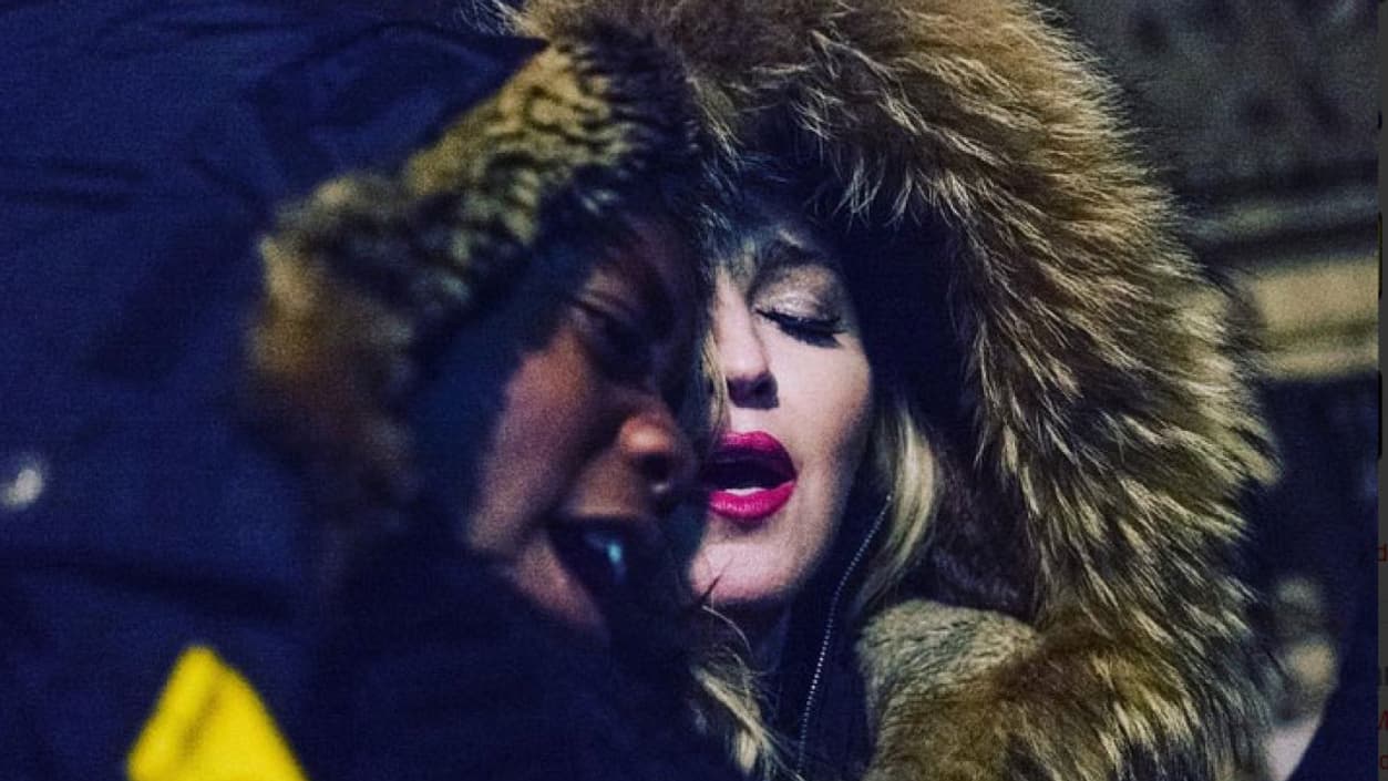 Madonna improvisant un "boeuf", place de la République à Paris, le 9 décembre 2015. 