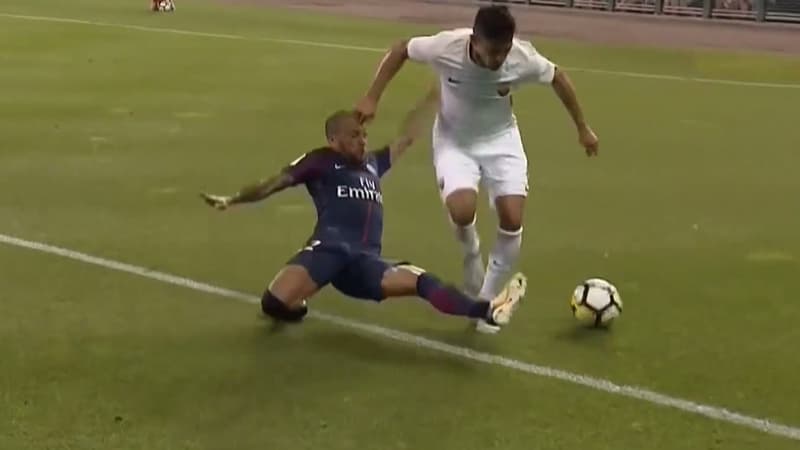 Dani Alves (PSG) aurait pu concéder un penalty
