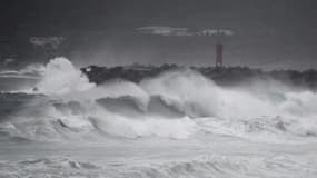 Des vagues géantes s'écrasent sur le littoral avec l'approche du typhon Haishen à Makurazaki au Japon, le 6 septembre 2020.
