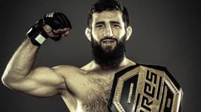 Abdoul Abdouraguimov avec sa ceinture de champion des welters de l'organisation Ares