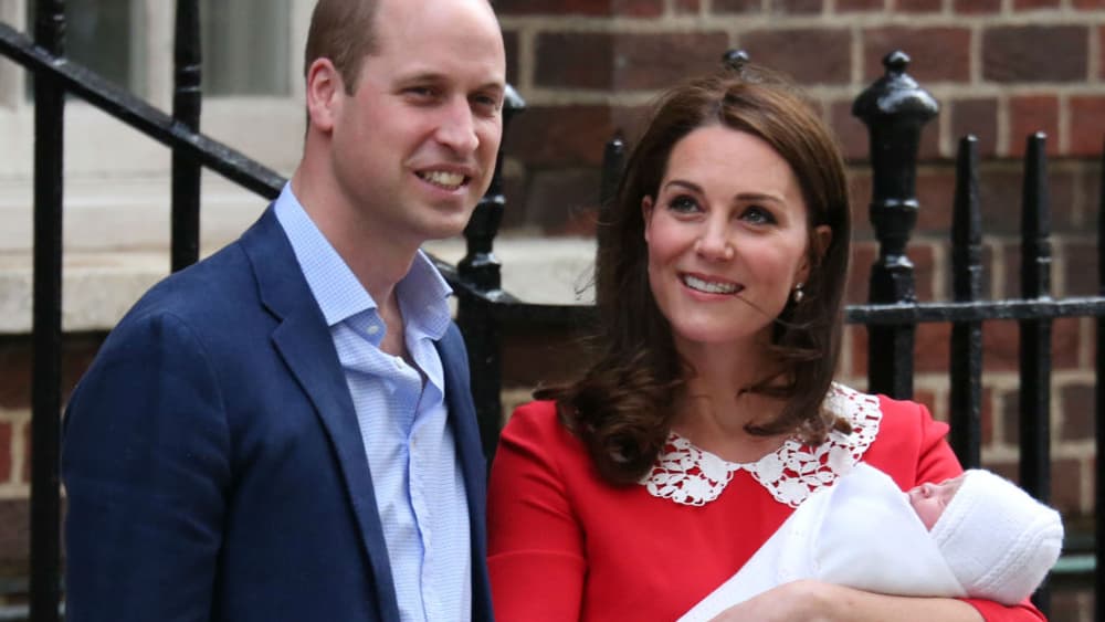 Le prince Louis de Cambridge dans les bras de sa mère Kate Middleton, le 23 avril 2018