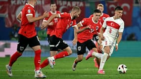 Arda Güler se défait de l'emprise de plusieurs joueurs autrichiens lors du match Turquie-Autriche (2-1, Euro), le 2 juillet 2024