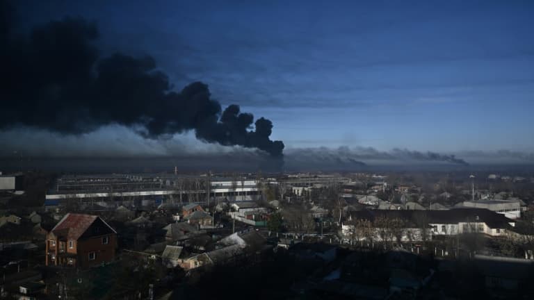 De la fumée au-dessus d'un aéroport militaire près de Kharkiv, après un bombardement, le 24 février 2022 en Ukraine