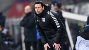 Pierre Sage, l'entraîneur intérimaire de l'OL, lors d'un match contre Lens en décembre 2023