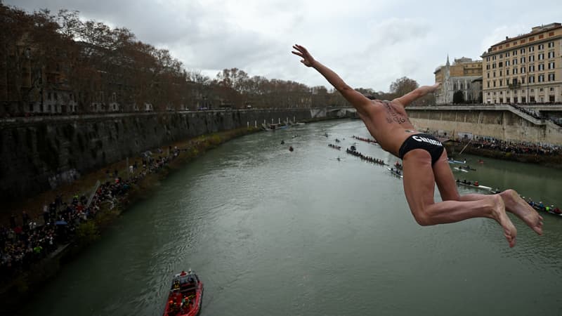 Simone Carabella fait un plongeon de 17 mètres du Ponte Cavour dans le Tibre dans le cadre des célébrations traditionnelles du Nouvel An, le 1er janvier 2024.